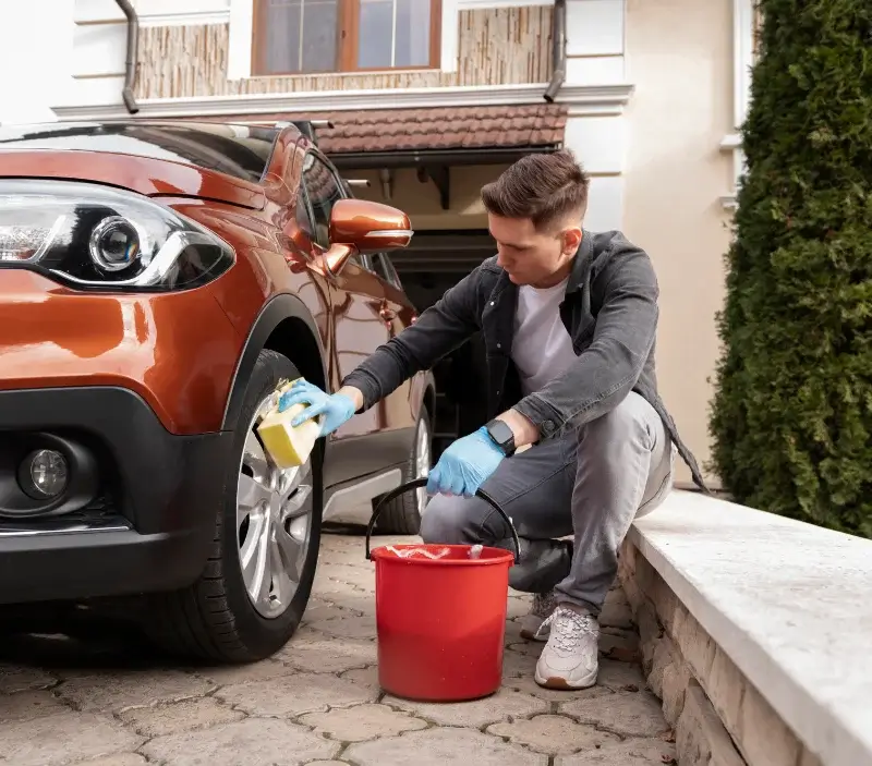 Lavage auto à domicile Portes-lès-Valence : professionnel intervenant sur un véhicule